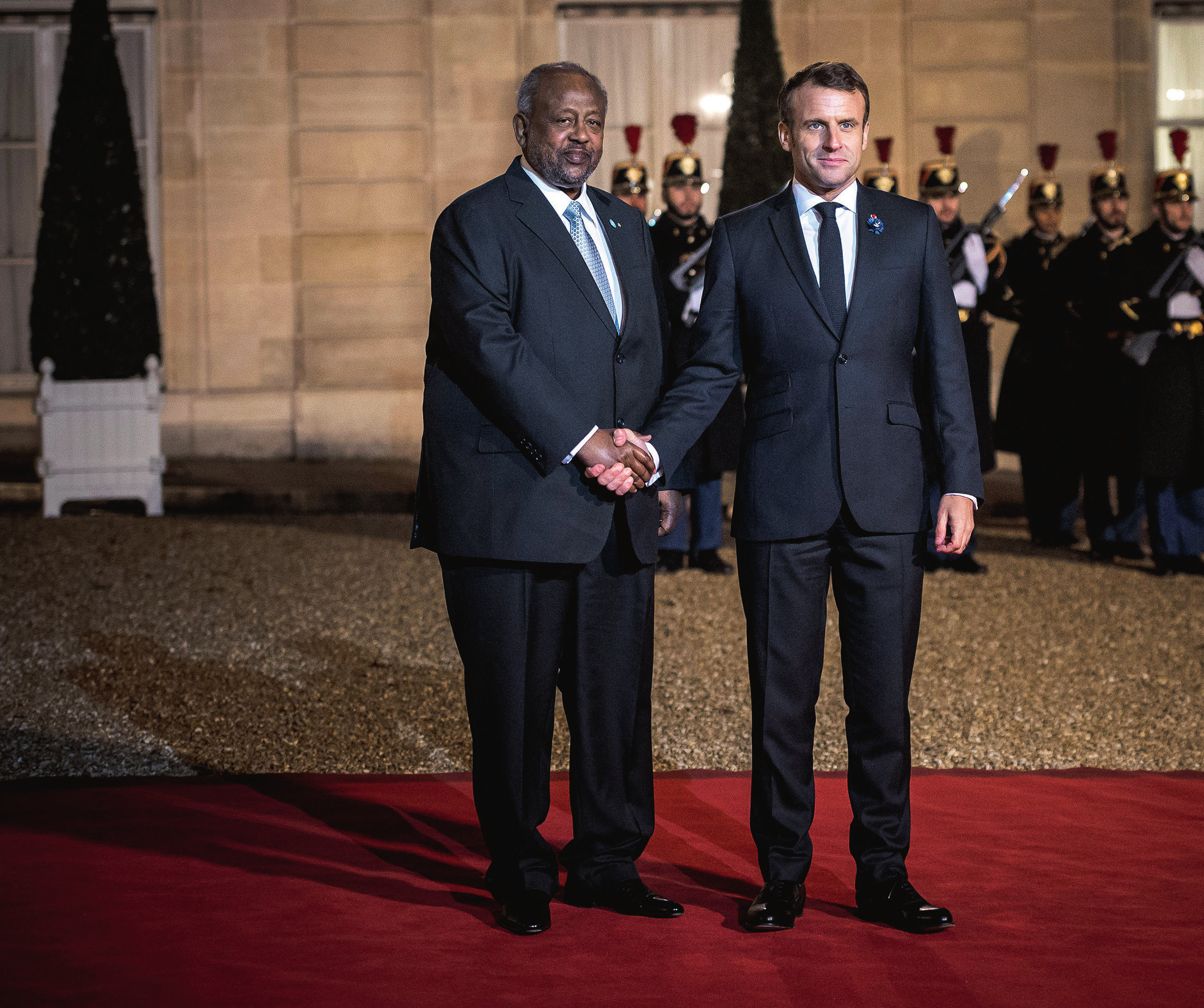 À l’international, que ce soit avec la Chine, la France ou les États-Unis, le président Guelleh maintient des liens diplomatiques forts. Ici, avec Emmanuel Macron.NICOLAS MESSYASZ/HANS LUCAS