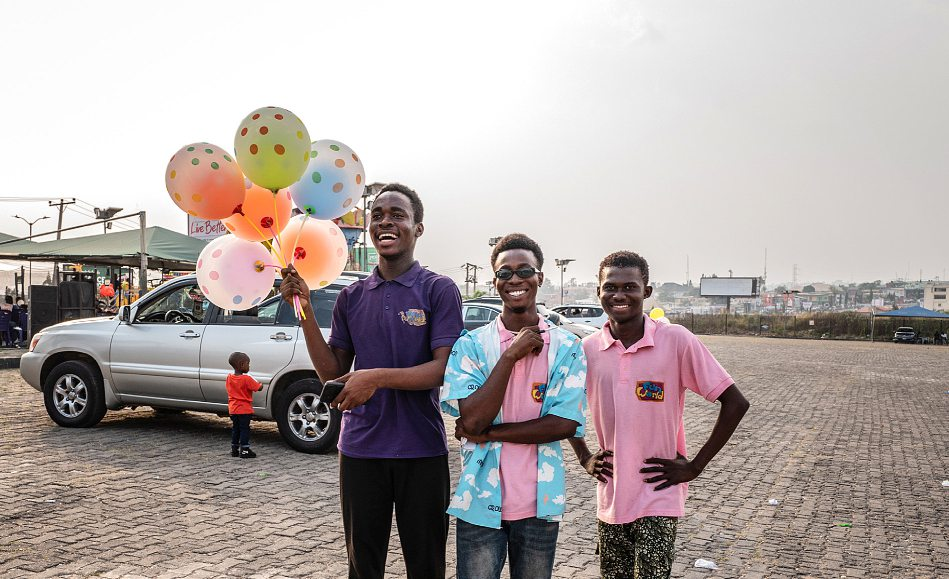 Il faudra d’abord convaincre la jeunesse, très nombreuse. Ici, sur le parking du centre commercial The Palms, à Ibadan.SADAK SOUICI