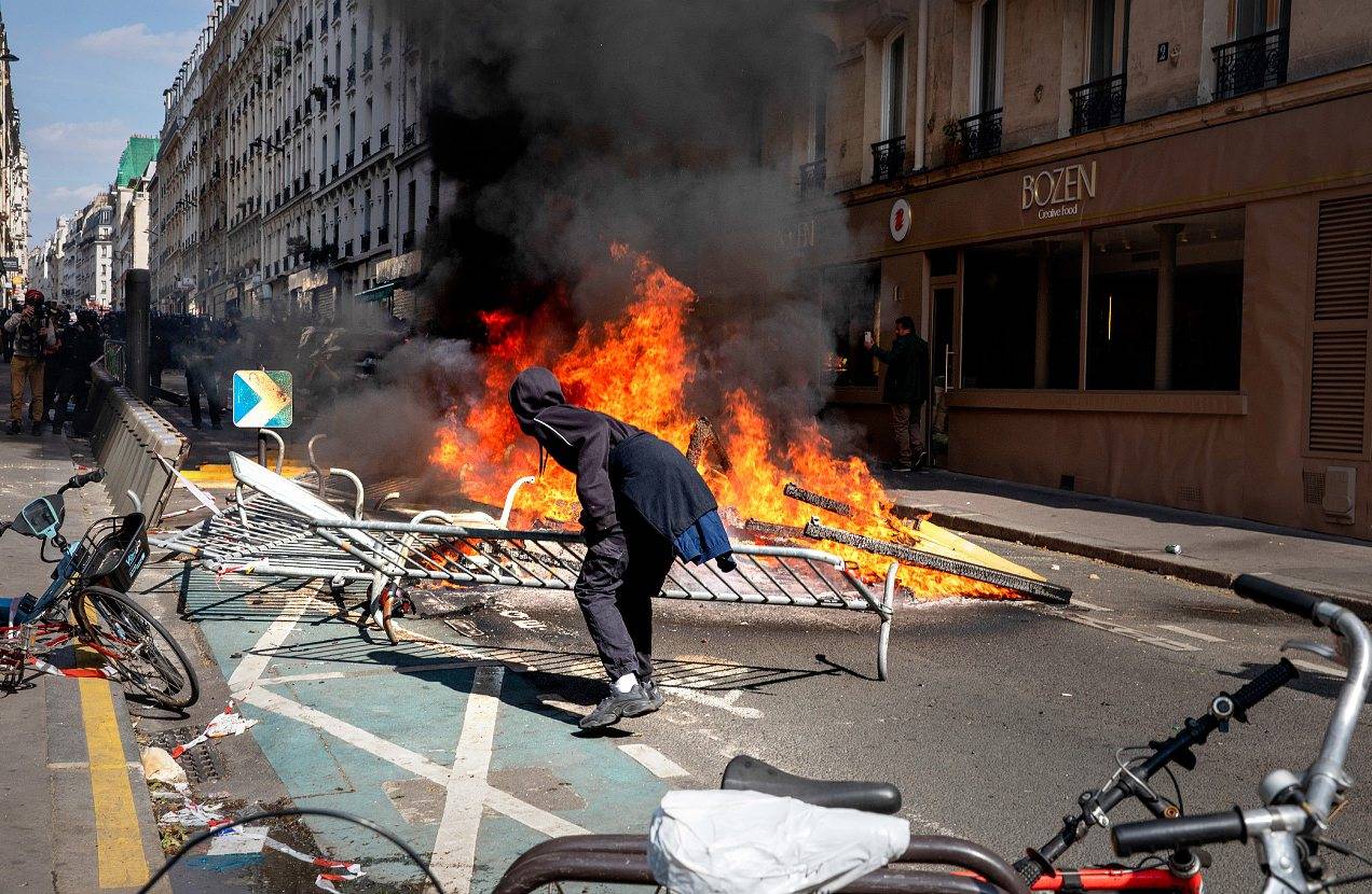 Paris, manifestation du 1er mai 2022, jour de la fête du Travail. Une semaine après l’élection présidentielle, des affrontements avec la police éclatent dans le cortège de tête.EDOUARD MONFRAIS / HANS LUCAS