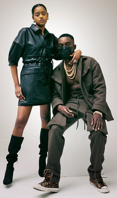 Imi & Kimi récupère les tissus des maisons de luxe, les associe à des matières et motifs africains, et propose un style pointu..ROGER COZIEN