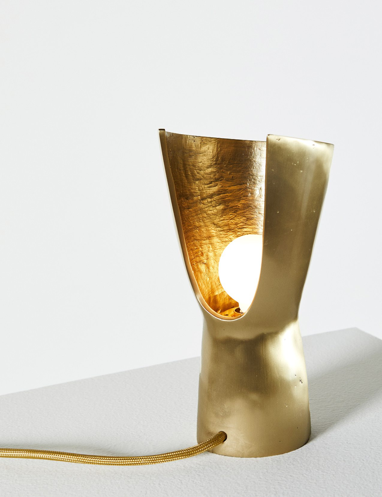 La lampe Zaka a été conçue par l’atelier en matières locales.DR