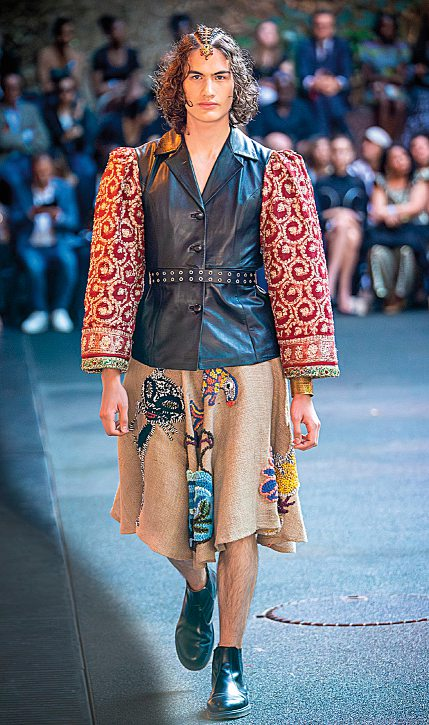 ​ ​Les robes patchwork de la marque sud-africaine Laaniraani sont cousues à la main à partir de tissus d’occasion. KAMSON.FR