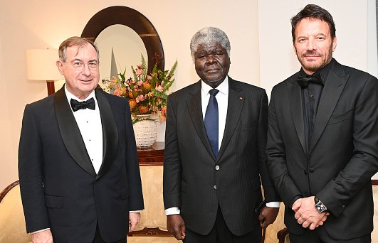 Martin Bouygues, le Premier ministre ivoirien Robert Beugré Mambé et le comédien Samuel Le Bihan.DR