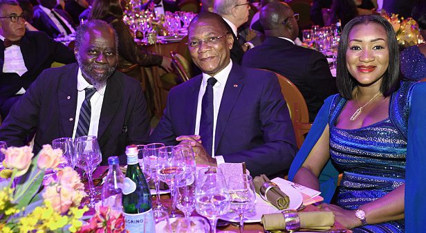 Le ministre Bruno Koné (au centre), son épouse Masséré Touré, secrétaire générale de la présidence, et le peintre Ouattara Watts.DR