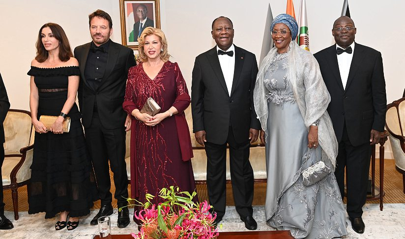Autour du couple présidentiel, Aure Atika et Samuel Le Bihan à gauche, et le vice-président de Côte d’Ivoire Tiémoko Meyliet Koné et son épouse à droite. DR