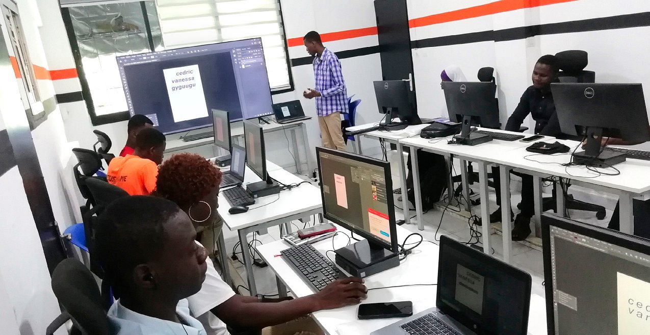 Les étudiants de la communauté virtuelle de Bouaké apprennent à utiliser Photoshop. DR