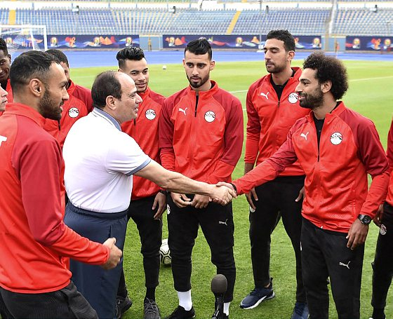 ÉGYPTE Le Président Abdel Fattah al-Sissi félicite Mohamed Salah et les Pharaons en juin 2019. AO/EGYPTIAN PRESIDENCY/AFP PHOTO