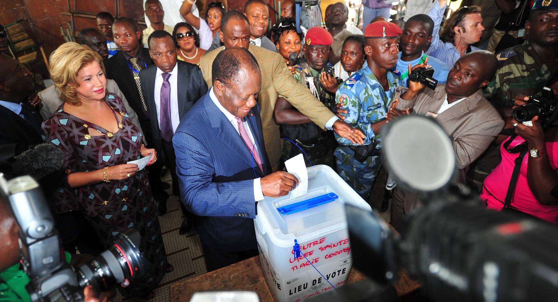 Le 31 octobre 2010, Alassane Ouattara, accompagné de son épouse Dominique Ouattara, dépose son bulletin de vote.XINHUA/ZUMA/REA