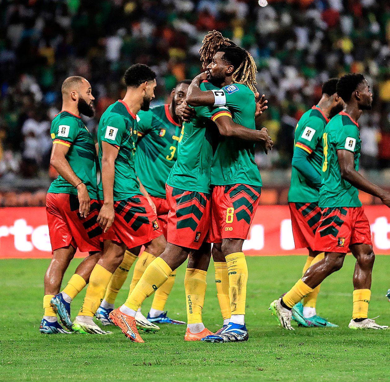 CAMEROUN Les Lions indomptables fêtent leur victoire 3-0 face à l’île Maurice lors des qualifications pour la Coupe du monde 2026, le 17 novembre 2023. DANIEL BELOUMOU OLOMO/AFP
