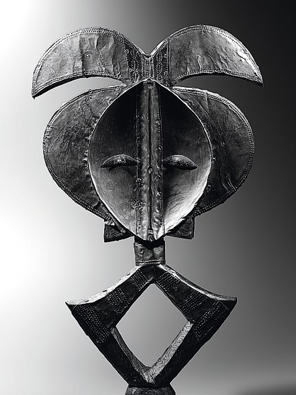 Ci-dessus, une figure de reliquaire Kota-Obamba (bois et métal), du Gabon. HUGHES DUBOIS