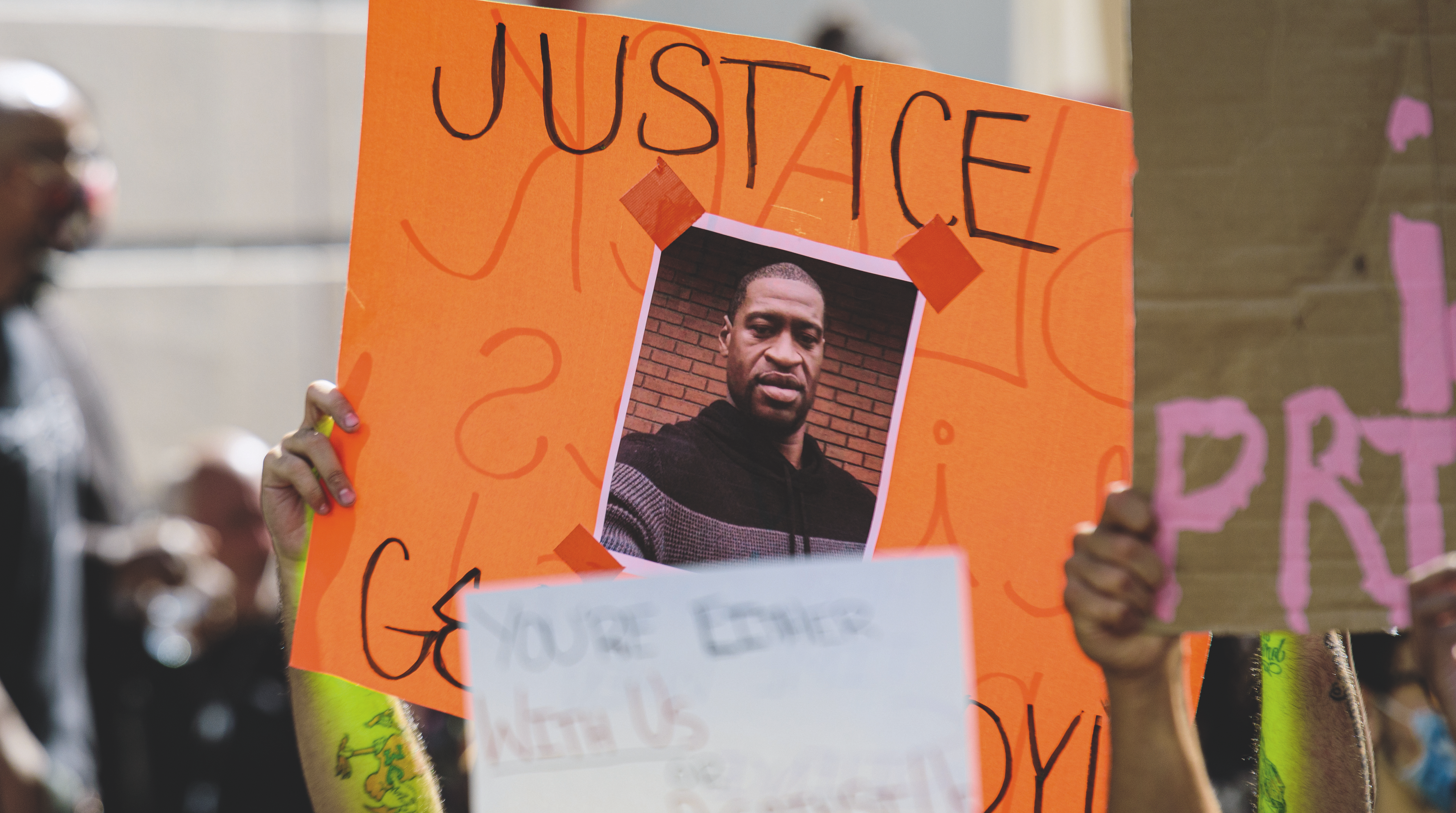 Le décès de George Floyd, en mai 2020, a donné lieu à de nombreuses manifestations, comme ici, à Miami, et a visibilisé le mouvement Black Lives Matter. L’essayiste y consacre un chapitre dans son ouvrage.SHUTTERSTOCK