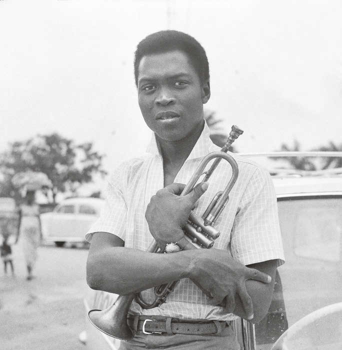 Avec sa trompette, en 1966. TOLA ODUKOYA 