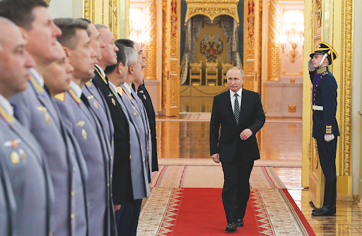 Le président russe Vladimir Poutine avec des hauts gradés de l’armée au Kremlin, à Moscou. MIKHAIL KLIMENTYEV/SPUTNIK/AFP