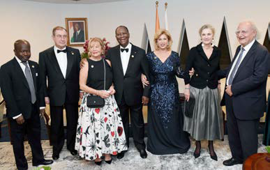 Le couple présidentiel entouré, de gauche à droite, par Amira Cazar, Emmanuelle Béart, Yamina Benguigui, Samuel Le Bihan, Aure Atika, Tomer Sisley et Sandra Zeitoun.DR