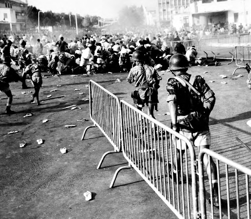 Le référendum de mars 1967 donne lieu à des manifestations violemment réprimées par l’armée française. KEYSTONE PRESS/ALAMY STOCK PHOTO