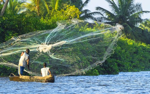 Des pêcheurs dans la lagune de Grand-Lahou.NABIL ZORKOT