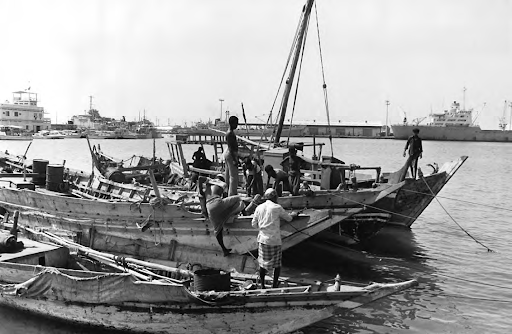Des pêcheurs dans le port de Djibouti, en mai 1977. JEAN-CLAUDE FRANCOLON/GAMMA