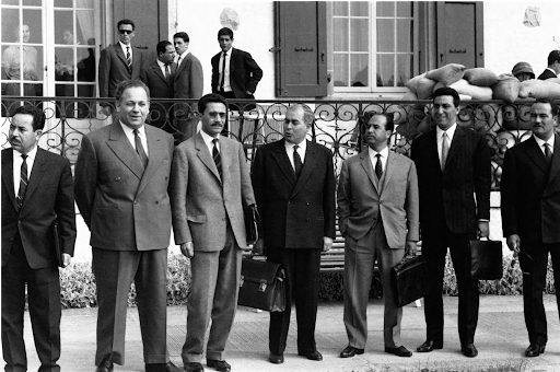 La signature entre les négociateurs algériens, avec à sa tête Krim Belkacem (au premier plan, 3e en partant de la droite), et les français a eu lieu le 18 mars 1962 à l’Hôtel du Parc, à Évian-les-Bains. L’application de l’accord de cessez-le-feu est fixée au lendemain. REPORTERS ASSOCIES/GAMMA-RAPHO