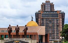 Le quartier des affaires de la capitale, Gaborone, avec au premier plan, le monument des Trois Dikgosi, représentant les chefs tribaux qui ont obtenu l’indépendance. SHUTTERSTOCK