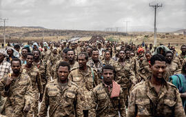 Des soldats de l’armée éthiopienne capturés lors de combats contre les Forces de défense du Tigré marchent à Mekele, le 2 juillet 2021. 