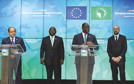 De gauche à droite, l’Égyptien Abdel Fattah al-Sissi, le Sud-Africain Cyril Ramaphosa, le Sénégalais et président en exercice de l’Union africaine Macky Sall et le président du Conseil européen Charles Michel, le 18 février dernier, à Bruxelles. 