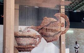 La céramiste nigérienne Ngozi-Omeje Ezema crée des installations immersives avec des fragments de terre cuite.LUISA NANNIPIERI
