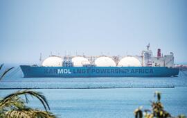 Un navire de transport de GNL amarré au large de Dakar, en mai 2022. MICHAEL KAPPELER/DPA PICTURE-ALLIANCE/A AFP