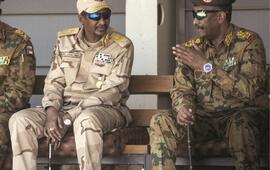 De gauche à droite, Mohamed Hamdane Daglo et Abdel Fattah al-Burhan, lors d’une cérémonie de remise de diplômes militaires des forces spéciales, à Khartoum, le 22 septembre 2021.MAHMOUD HJAJ