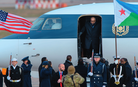 À l’international, que ce soit avec la Chine, la France ou les États-Unis, le président Guelleh maintient des liens diplomatiques forts. Ici, sur une base aérienne dans le Maryland.MANDEL NGAN/AFP