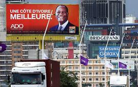 Un panneau de campagne présidentielle d’Alassane Ouattara, sur le pont Général de Gaulle, à Abidjan, en octobre 2020.LUC GNAGO/REUTERS