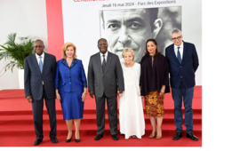 Alassane et Dominique Ouattara, avec, à gauche, Ally Coulibaly, grand chancelier de l’ordre national, et, à droite, Danielle Ben Yahmed, Françoise Remarck, ministre de la Culture, et Zyad Limam.