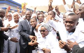 Le président Alassane Ouattara lors de l’inauguration du premier centre d’oncologie médicale et de radiothérapie d’Abidjan, au CHU de Cocody, entièrement financé par le gouvernement. 