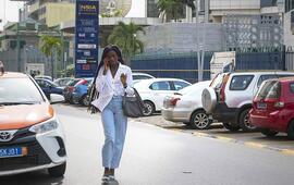 Une jeune femme dans le quartier des banques, au Plateau, à Abidjan. JIHANE ZORKOT