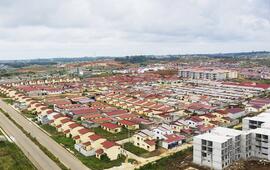 L’objectif de l’État: mettre un toit sur la tête de chaque habitant. Ici, des constructions nouvelles à Songon, en banlieue d’Abidjan. NABIL ZORKOT