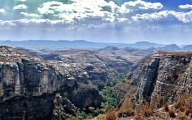 Vue sur le massif du Makay, véritable bijou de l’écosystème malgache. OUESTUSA/SHUTTERST