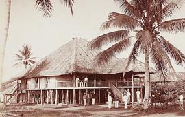 En 1885, à Deli, sur l’île de Sumatra, maison de Karl Krüsi dans la plantation Maryland, baptisée du nom de sa femme Mary. DR