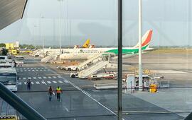 Sur le tarmac de l’aéroport international Félix Houphouët-Boigny. NABIL ZORKOT