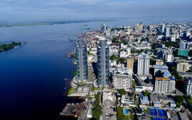 La capitale immense, ici le quartier chic de la Gombe, sur les rives du fleuve Congo. Shutterstock