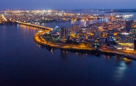 Le quartier du Plateau, à Abidjan, de nuit. NABIL ZORKOT