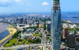 La nouvelle tour F s’élève au-dessus de la capitale économique. NABIL ZORKOT