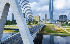 Les haubans du pont Alassane Ouattara, en direction du Plateau, surplombé par la tour F. NABIL ZORKOT