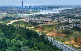 Abidjan en contraste : le parc national du Banco au premier plan, et, derrière, le Plateau et la tour F. NABIL ZORKOT