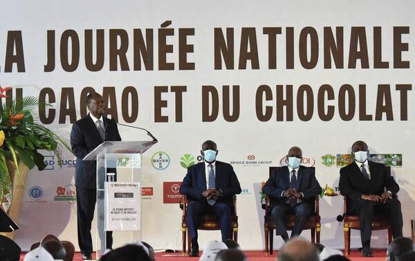 Le président Ouattara, le 1er octobre 2020 à Yamoussoukro, lors de l'annonce des nouveaux prix « bord champ ».