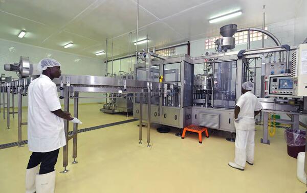 L’usine Pepsi Cola du groupe Soft Drinks, à Abidjan. NABIL ZORKOT