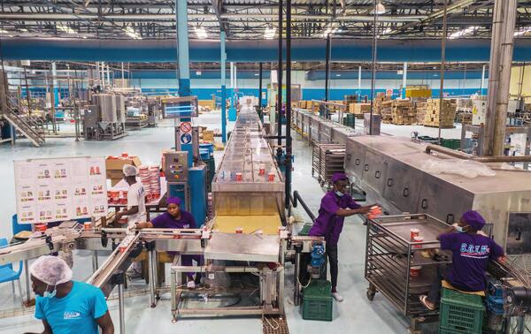 L’usine Tomates de Côte d’Ivoire (TOMACI), située dans la zone portuaire de Treichville, appartient au groupe Carré d’or. NABIL ZORKOT