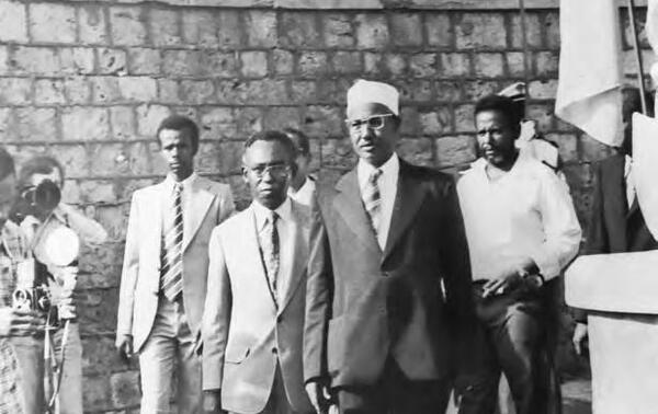 Ismaïl Omar Guelleh dépose son bulletin dans l’urne, le jour de son élection, le 9 avril 1999.ALEXANDER JOE/AFP
