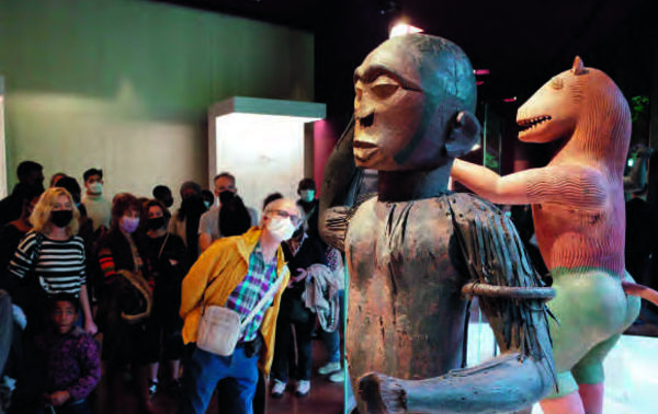Des trésors royaux exposés pour la dernière fois au musée du quai Branly, à Paris, en 2021, avant d’être rendus au Bénin. MEHDI CHEBIL/HANS LUCAS