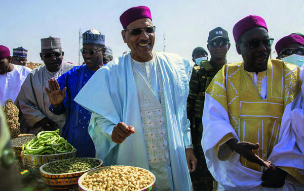 Lors de sa visite à Tanout en décembre 2022, le président a eu l’occasion de visiter des étals dédiés aux productions locales.MARIUS ELITE/PRÉSIDENCE DU NIGER