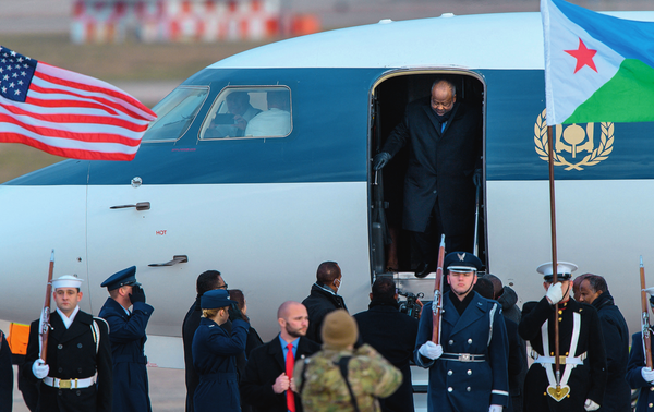 À l’international, que ce soit avec la Chine, la France ou les États-Unis, le président Guelleh maintient des liens diplomatiques forts. Ici, sur une base aérienne dans le Maryland.MANDEL NGAN/AFP