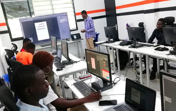 Les étudiants de la communauté virtuelle de Bouaké apprennent à utiliser Photoshop. DR